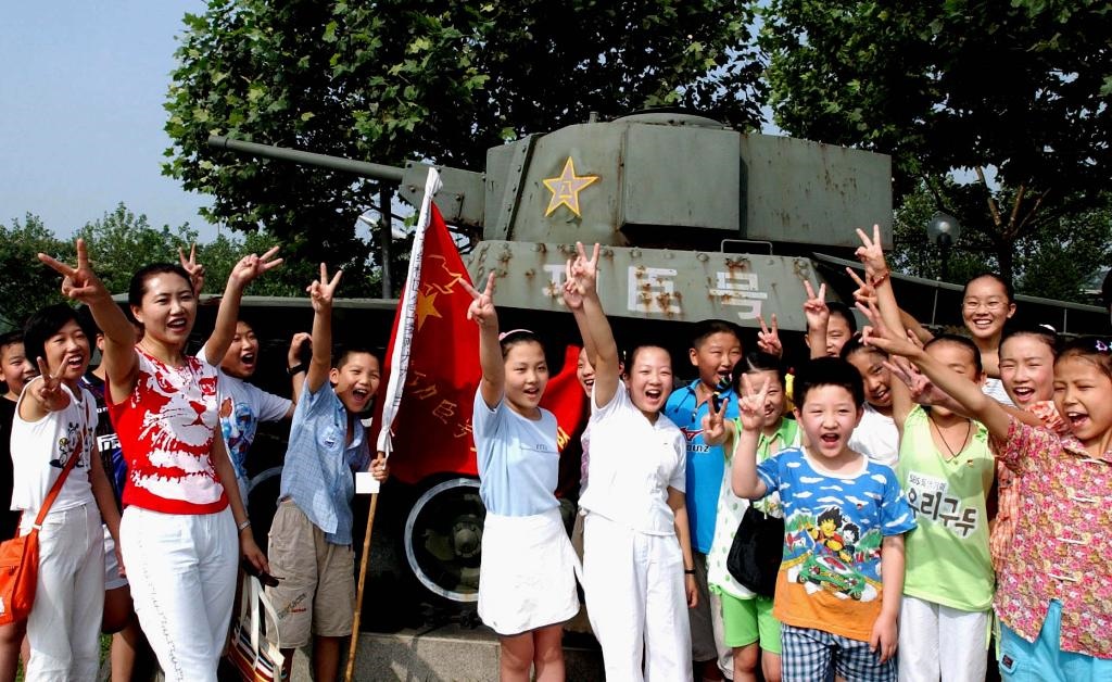 2003年7月31日，天津市紅橋區(qū)躍進(jìn)里小學(xué)少先隊員來到平津戰(zhàn)役紀(jì)念館“功臣號坦克”前，開展以“揚軍威做革命接班人”為主題的隊日活動?！鞍艘弧苯ㄜ姽?jié)前夕，天津市在少先隊員中廣泛開展“仰望革命英烈頌我軍威”等紀(jì)念活動。
