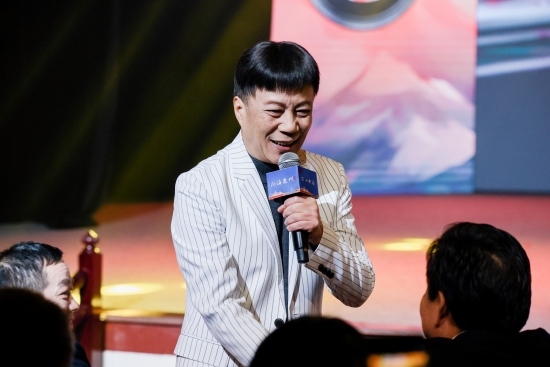“何以中國·向海泉州”網(wǎng)絡(luò)主題活動現(xiàn)場，陳百潭演出時(shí)與觀眾互動。泉州廣播電視臺供圖