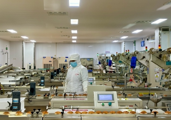 盼盼5G智慧工廠生產(chǎn)線正在進(jìn)行產(chǎn)品質(zhì)檢。人民網(wǎng)記者 金慧慧攝
