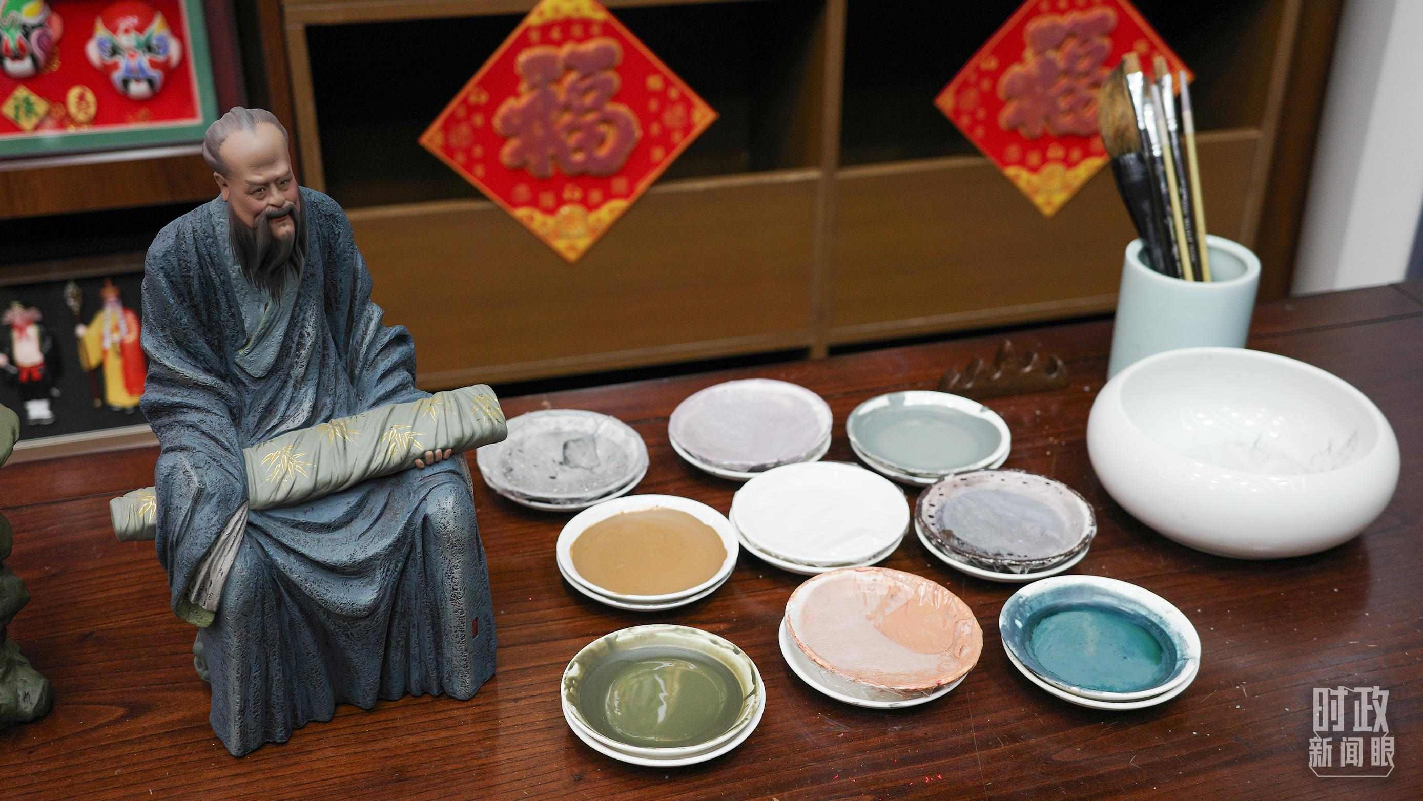 △天津古文化街，泥人張店鋪的上色顏料展示。（總臺(tái)央視記者覃思拍攝）