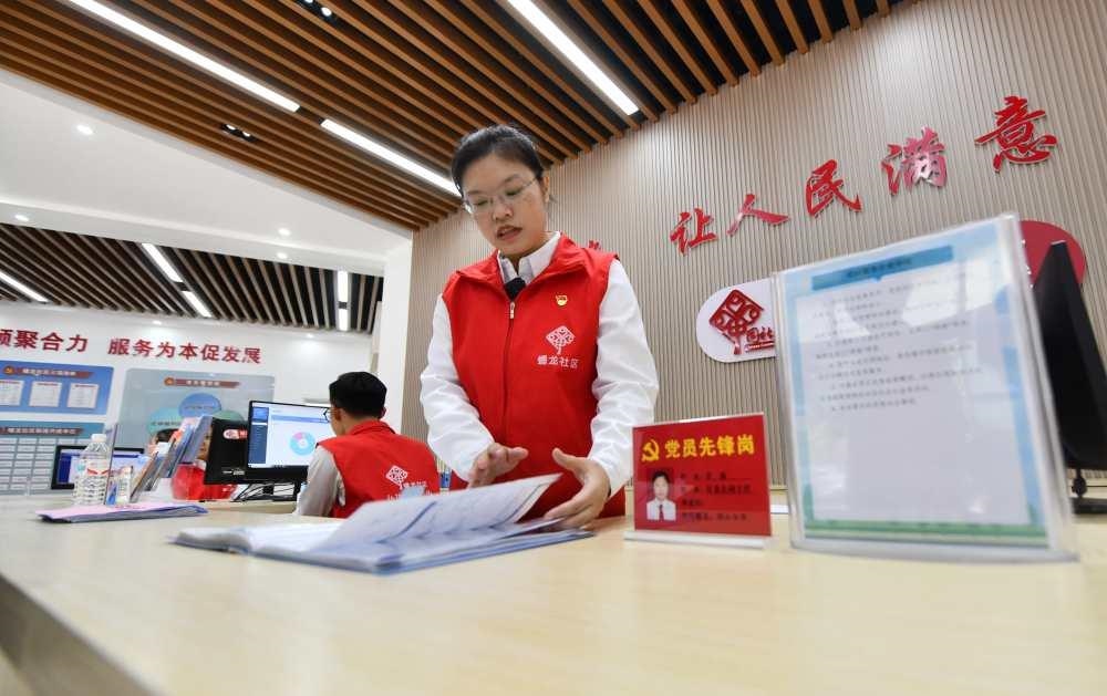 △2023年12月14日，廣西南寧市蟠龍社區(qū)，工作人員在為居民服務(wù)。