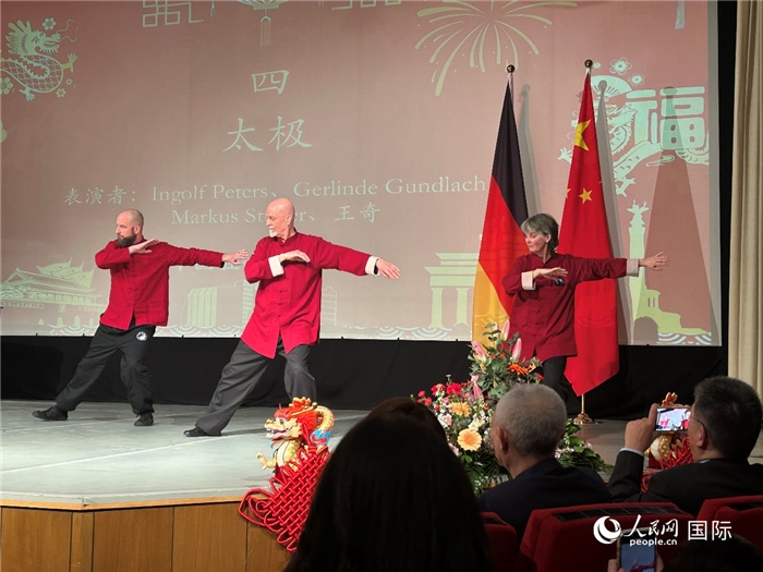 太極，表演者：Ingolf Peters、Gerlinde Gundlach、Markus Stüber