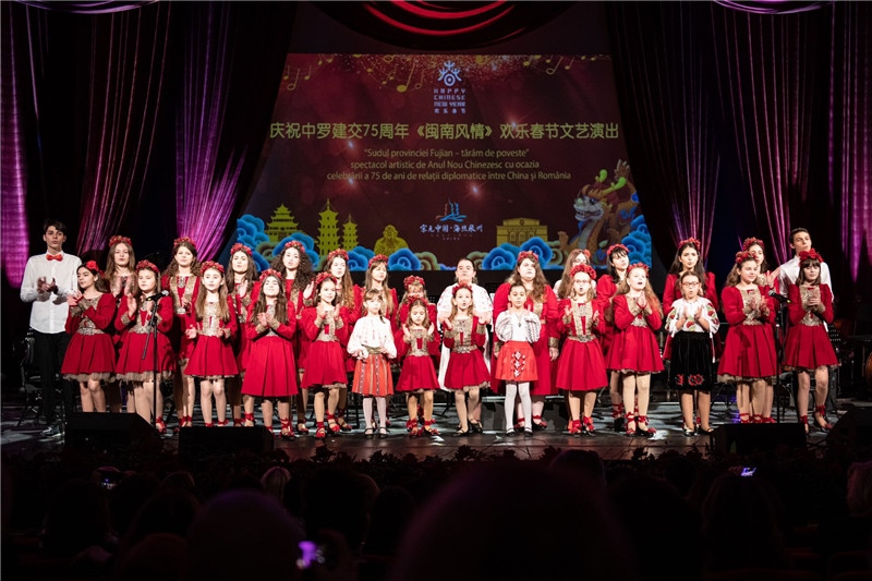 圖為羅小快板兒童合唱團(tuán)在演唱中文歌曲。 中國(guó)駐羅大使館文化處供圖。