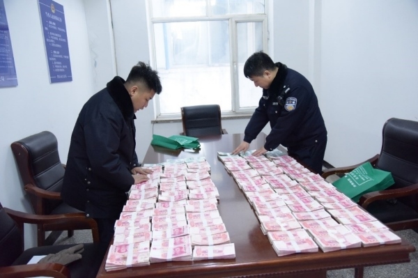 民警清點涉案資金。磐石市公安局供圖