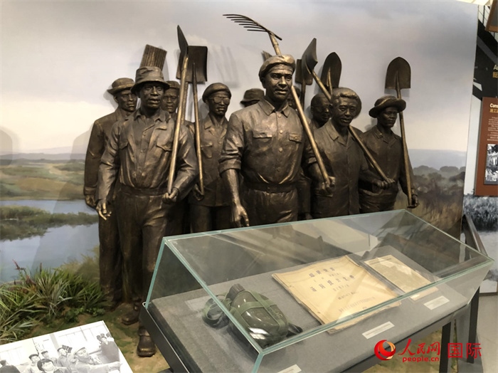 紀(jì)念園中展覽的筑路場景 。人民網(wǎng)記者 黃培昭攝