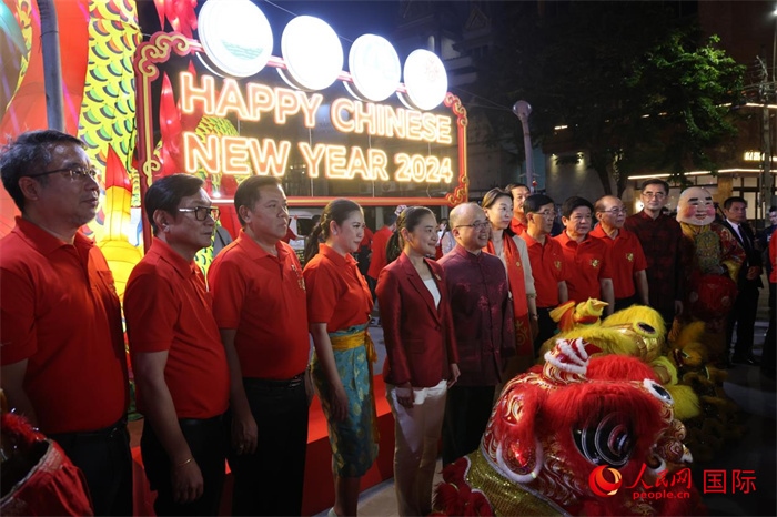 中泰嘉賓在曼谷唐人街耀華力路合影。 人民網(wǎng)記者 張矜若攝