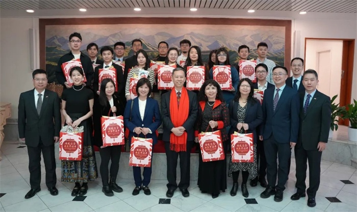 中國駐瑞典大使館崔愛民與留學(xué)生代表和華校負(fù)責(zé)人合影。 中國駐瑞典大使館供圖