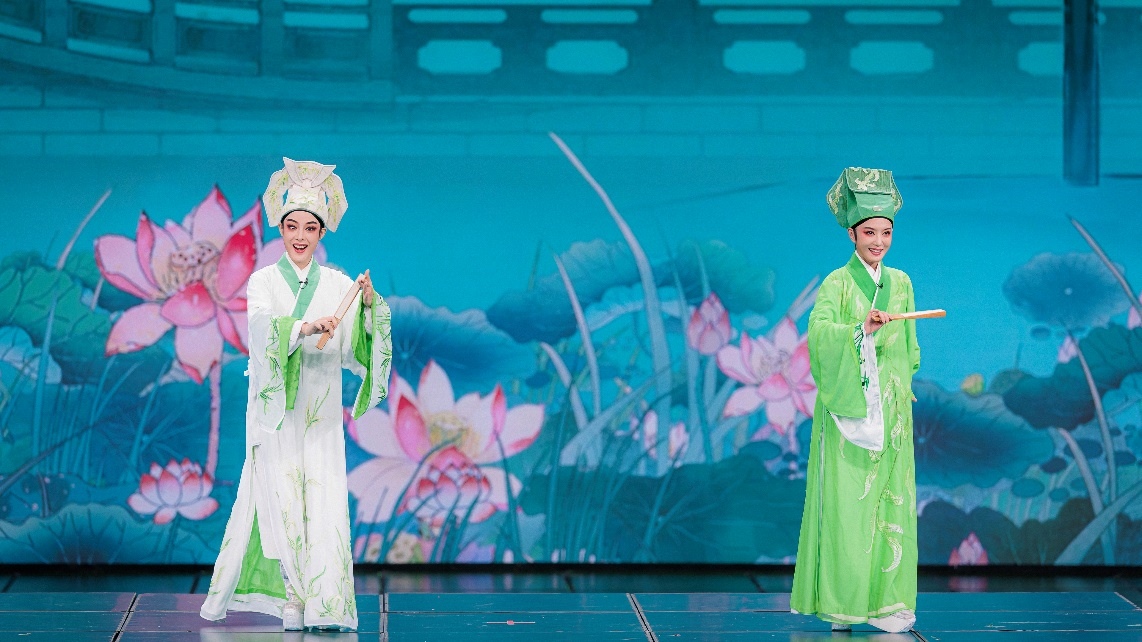 青年越劇演員陳麗君、李云霄彩排現(xiàn)場。主辦方供圖