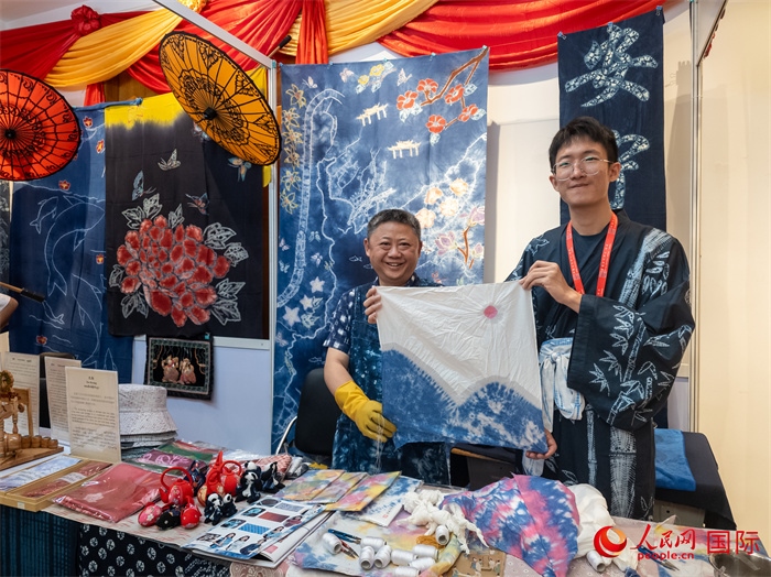 活動(dòng)現(xiàn)場(chǎng)的扎染展示。人民網(wǎng)記者 謝佳君攝
