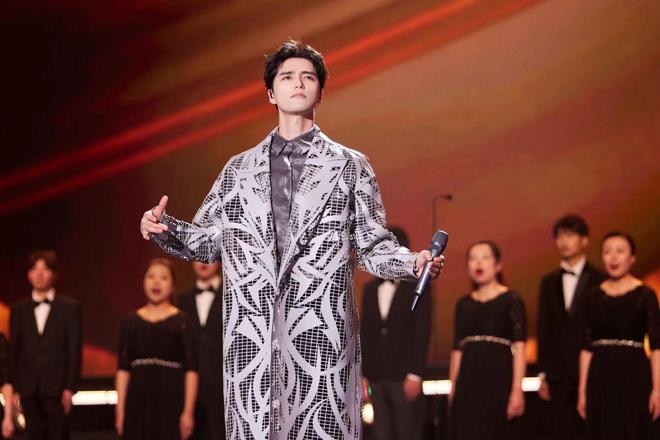 演員李建義、許魏洲和歌手等的音樂秀《有種浪漫叫中國航天》