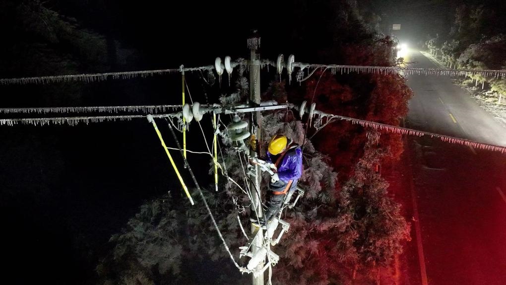 2月5日，電力工人在對供電線路進行搶修。新華社發(fā)