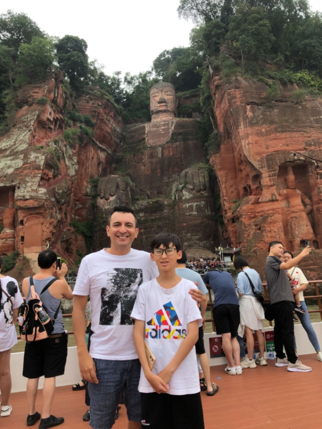 埃爾南多與兒子在廣東佛山。圖片由受訪者提供