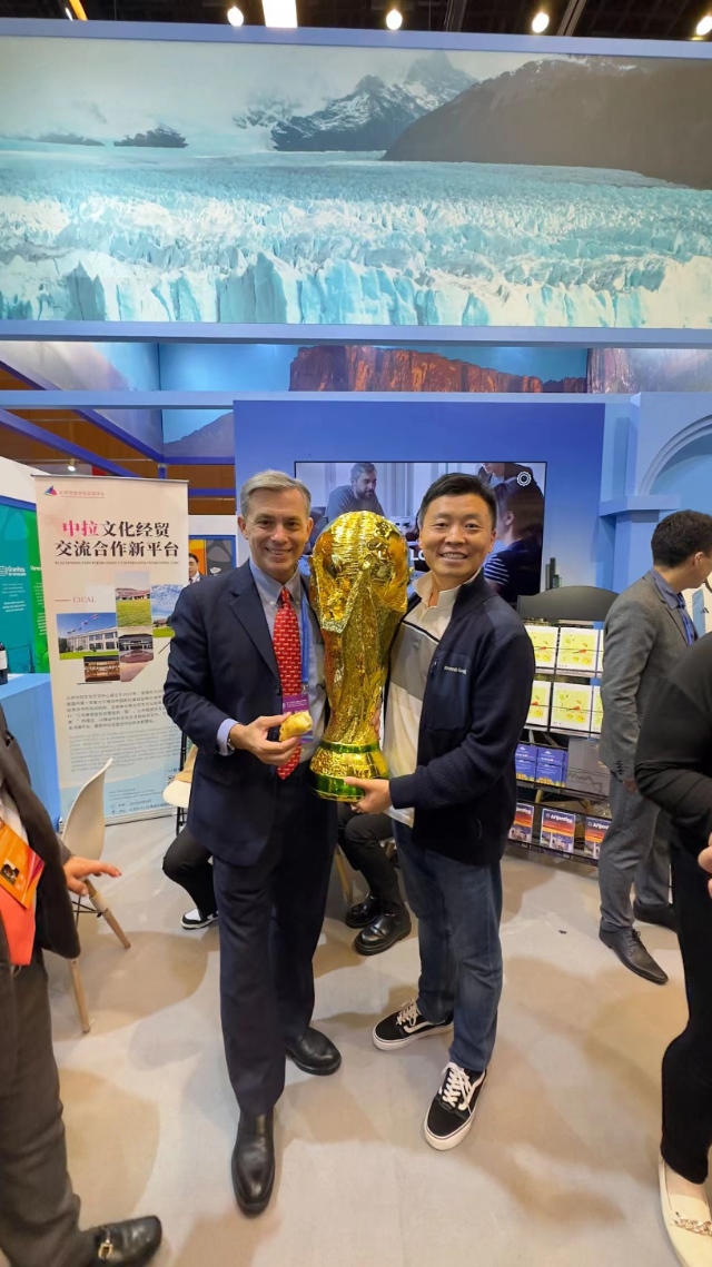 2022年，馬克西米與同事在上海。圖片由受訪者提供