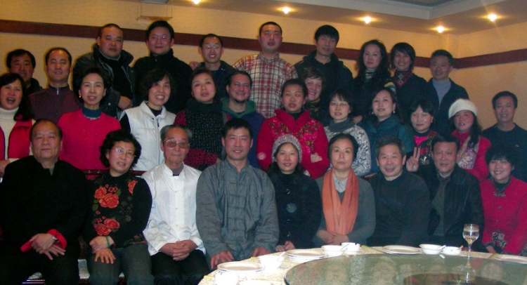 2018年，卡洛斯（二排中間）和武術(shù)學(xué)校的老師同學(xué)一起過春節(jié)。圖片由受訪者提供