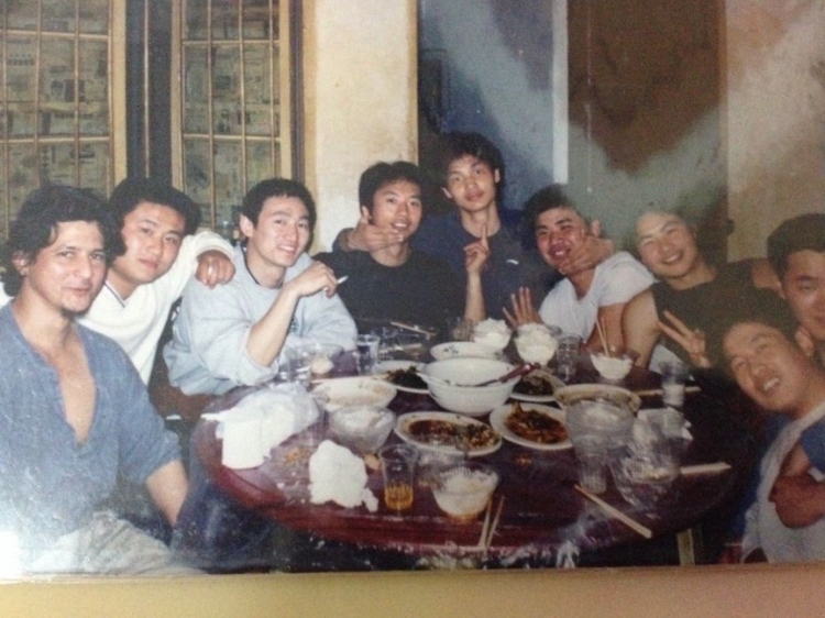 2007 年，卡洛斯·卡斯蒂略（左一）和他的中國朋友在武漢慶祝春節(jié)。圖片由受訪者提供