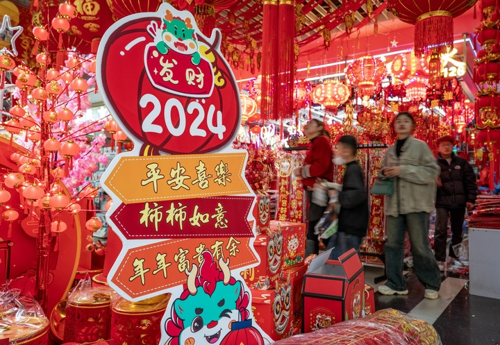 1月11日，顧客在昆明新螺螄灣國際商貿(mào)城選購節(jié)日飾品。新華社記者 陳欣波 攝