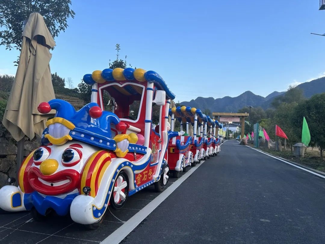 2023年10月，金石村集體出資購(gòu)買了兩輛無(wú)軌觀光小火車。紫陽(yáng)縣融媒體中心供圖