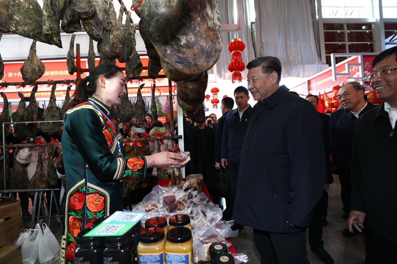 2020年1月19日至21日，中共中央總書記、國家主席、中央軍委主席習(xí)近平來到云南，看望慰問各族干部群眾，向全國人民致以新春祝福。這是20日下午，習(xí)近平在昆明新春購物博覽會年貨街，了解春節(jié)前市場供應(yīng)情況。新華社記者 鞠鵬 攝