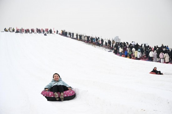 圖為1月18日，市民在內(nèi)蒙古賽馬場滑雪圈。新華社記者 貝赫 攝