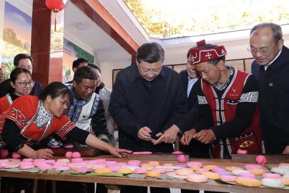 2020年1月19日，習(xí)近平總書記在云南省騰沖市清水鄉(xiāng)三家村中寨司莫拉佤族村，同村民李發(fā)順一家制作當(dāng)?shù)毓?jié)日傳統(tǒng)食品大米粑粑。新華社記者 鞠鵬 攝