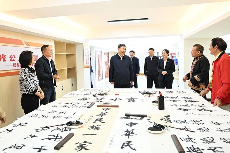 △2023年12月14日，習(xí)近平總書記在廣西南寧市良慶區(qū)蟠龍社區(qū)黨群服務(wù)中心文體活動室同社區(qū)居民親切交流。