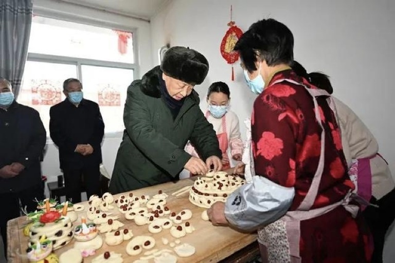 2022年1月26日，習(xí)近平總書記在山西省臨汾市霍州市師莊鄉(xiāng)馮南垣村，同師紅兵一家做年饃。新華社記者 李學(xué)仁 攝