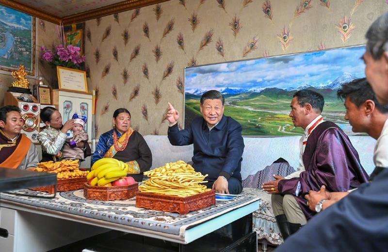 △2021年6月8日，習(xí)近平總書記在青海海北藏族自治州剛察縣果洛藏貢麻村，同藏族牧民索南才讓一家人圍坐在客廳聊家常。