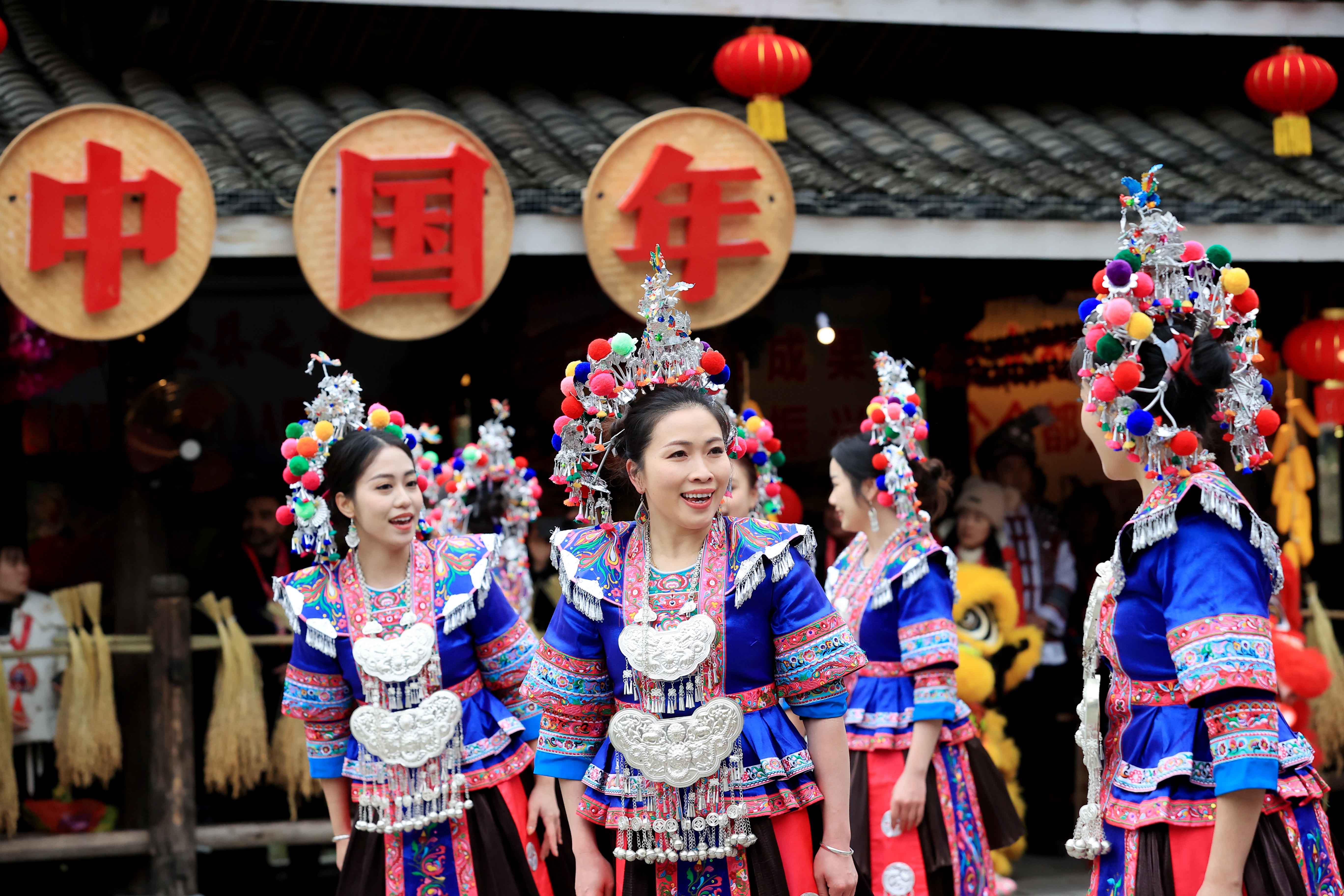 △2024年2月3日，在廣西柳州三江侗族自治縣林溪鎮(zhèn)程陽八寨景區(qū)，“村晚”紅紅火火進(jìn)行。