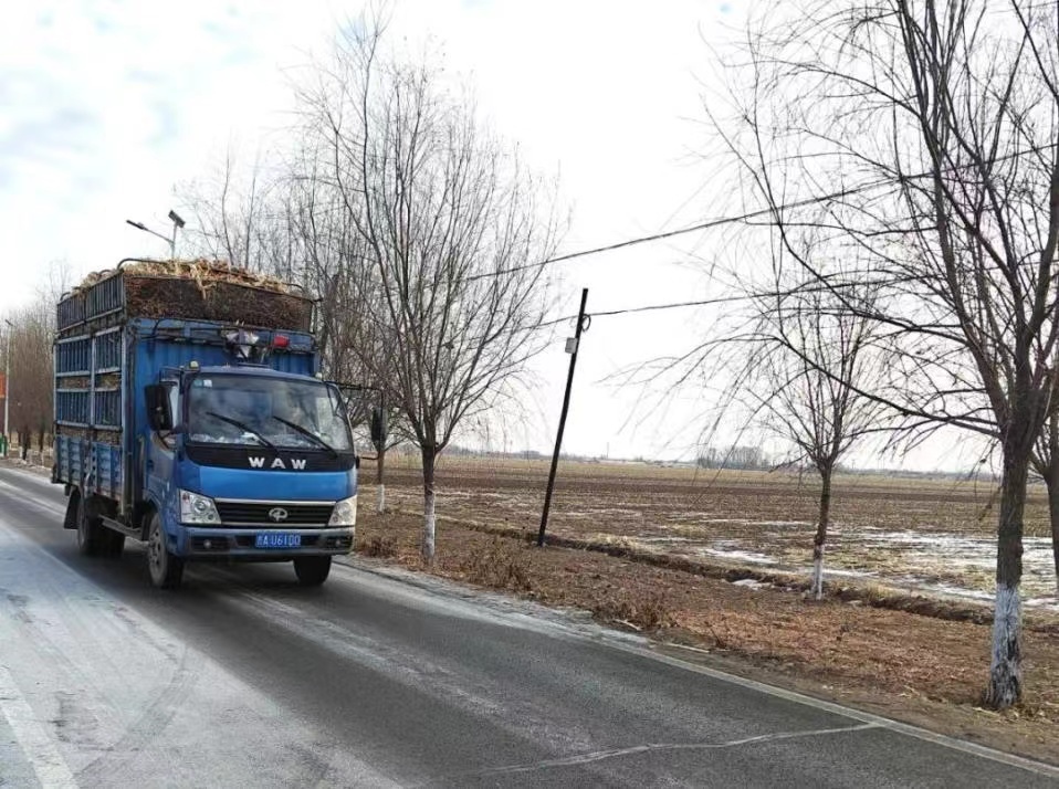 貨車行駛在公主嶺市農(nóng)村公路上。公主嶺市委宣傳部供圖