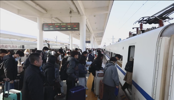 景德鎮(zhèn)北站的旅客陸續(xù)登上回家的列車。中國鐵路南昌局供圖