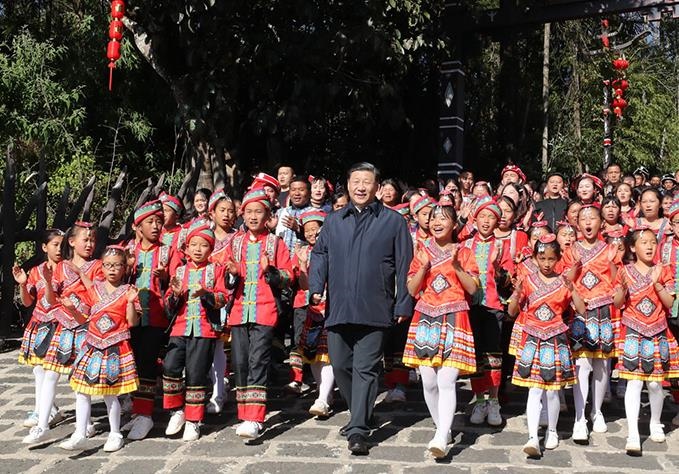 △2020年1月19日，習(xí)近平總書記來到云南騰沖市清水鄉(xiāng)三家村中寨司莫拉佤族村看望鄉(xiāng)親們。告別時，鄉(xiāng)親們唱著《阿佤人民唱新歌》，簇?fù)碇倳涀叱龃蹇冢杪曅β曉诖逭镁没厥帯? width=