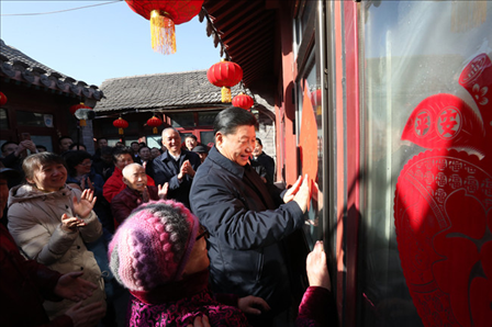 2019年2月1日上午，習(xí)近平總書(shū)記在前門(mén)東區(qū)草廠四條胡同32號(hào)院，高興地拿起一幅“?！弊?，親自貼到門(mén)上，給這里的老街坊們拜年。新華社記者鞠鵬攝