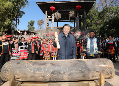 2020年1月19日下午，習(xí)近平總書(shū)記在騰沖市清水鄉(xiāng)三家村中寨司莫拉佤族村廣場(chǎng)上，敲響三聲佤族木鼓，祝福來(lái)年風(fēng)調(diào)雨順、國(guó)泰民安。新華社記者 鞠鵬 攝
