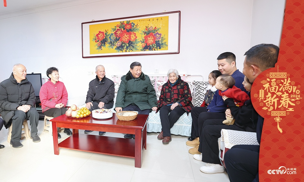 2024年2月1日，習近平總書記在天津市西青區(qū)辛口鎮(zhèn)第六埠村考察時，同村民杜洪剛一家人親切拉家常。