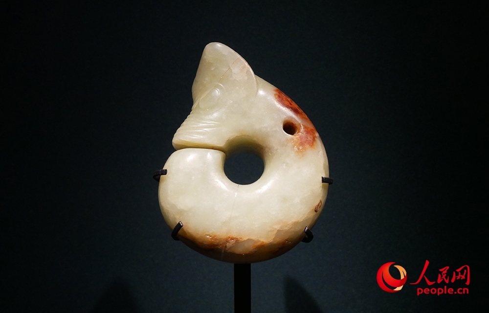 “玉潤(rùn)中華——中國(guó)玉器的萬(wàn)年史詩(shī)圖卷”特展展出的玉豬龍。人民網(wǎng)記者 韋衍行攝