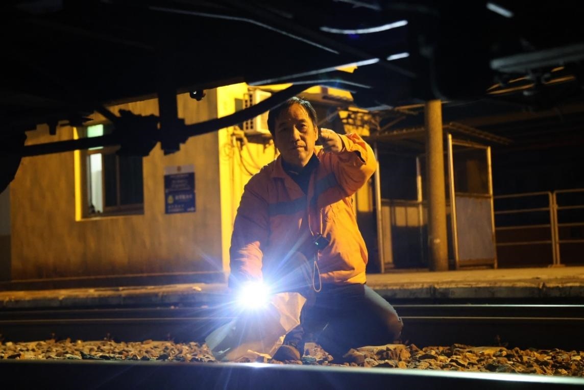 凌晨2點，李金饒正在檢查關門車。陸佳駿攝