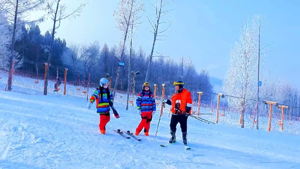 新春走基層｜滑雪場(chǎng)上過(guò)春節(jié)！冰城“冷資源”變成“熱經(jīng)濟(jì)”