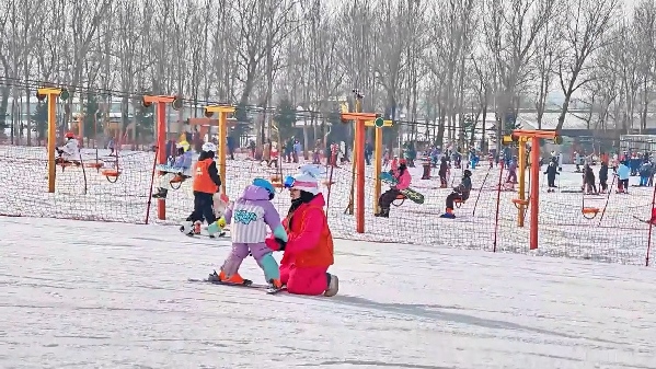 新春走基層｜滑雪場(chǎng)上過(guò)春節(jié)！冰城“冷資源”變成“熱經(jīng)濟(jì)”