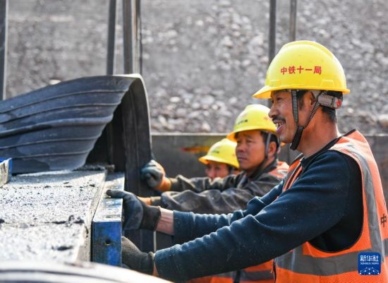 2月13日，在四川省通江縣青峪口水庫建設(shè)現(xiàn)場(chǎng)，中鐵十一局的工人正在進(jìn)行混凝土縱向圍堰施工。