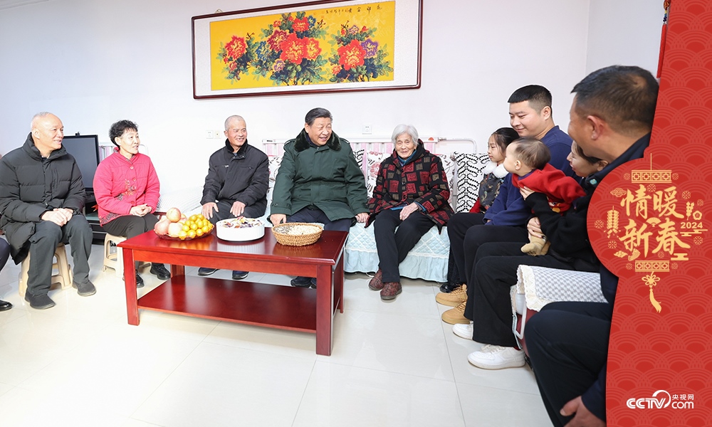 2024年2月1日，習(xí)近平總書記在天津第六埠村考察時(shí)，同村民杜洪剛一家人親切拉家常。
