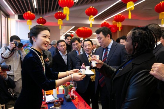 2月2日，人們?cè)谖挥谝獯罄_馬的聯(lián)合國(guó)糧農(nóng)組織總部體驗(yàn)中國(guó)茶藝。新華社記者李京攝