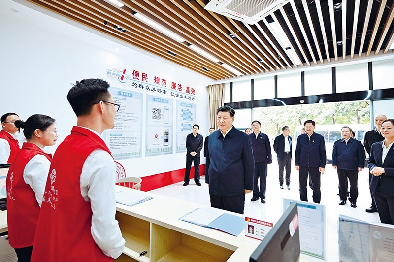 2023年12月14日至15日，中共中央總書記、國家主席、中央軍委主席習近平在廣西考察。這是14日上午，習近平在南寧市良慶區(qū)蟠龍社區(qū)黨群服務中心考察。 新華社記者 燕雁/攝