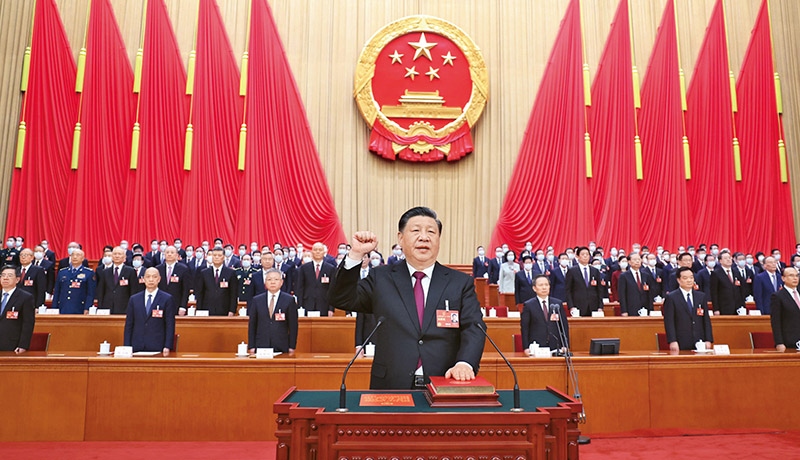 2023年3月10日，十四屆全國人大一次會議在北京人民大會堂舉行第三次全體會議。習近平全票當選中華人民共和國主席、中華人民共和國中央軍事委員會主席。這是習近平進行憲法宣誓。 新華社記者 鞠鵬/攝