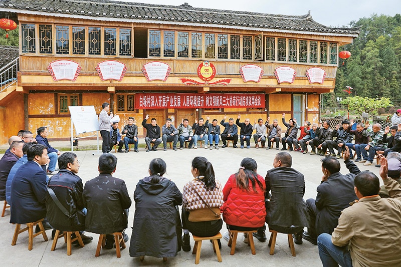 圖為2023年4月6日，貴州省黔東南苗族侗族自治州施秉縣白垛鄉(xiāng)白垛村村民在討論產(chǎn)業(yè)發(fā)展、人居環(huán)境提升、鄉(xiāng)村文明建設(shè)相關(guān)事宜。 人民圖片 磨桂賓/攝