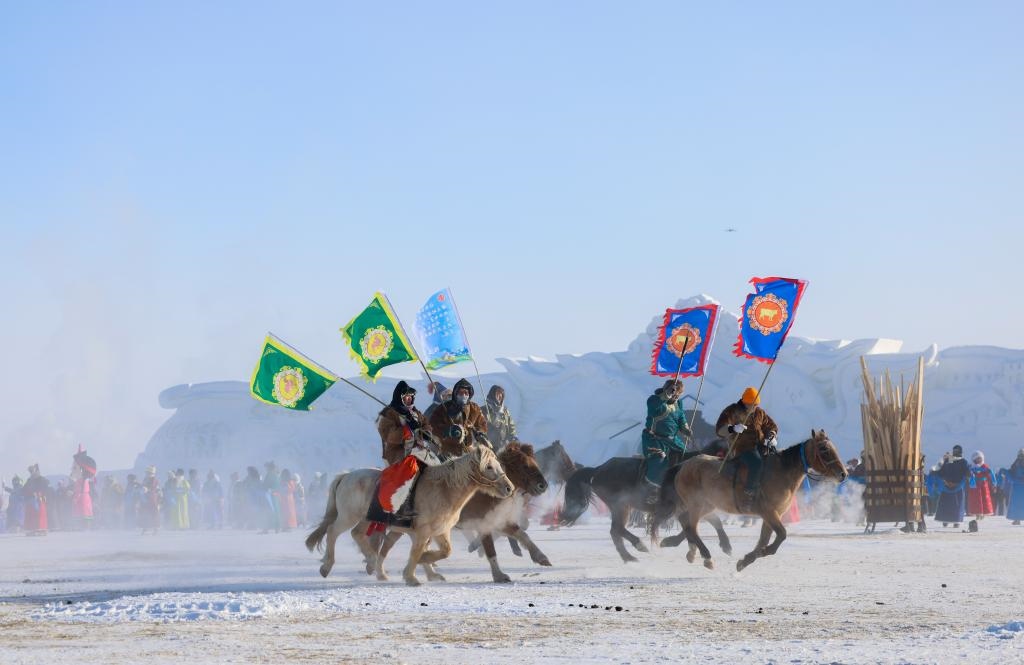 賽馬選手在內(nèi)蒙古自治區(qū)第二十屆冰雪那達慕開幕式上入場（2023年12月17日攝）。新華社記者 王楷焱 攝