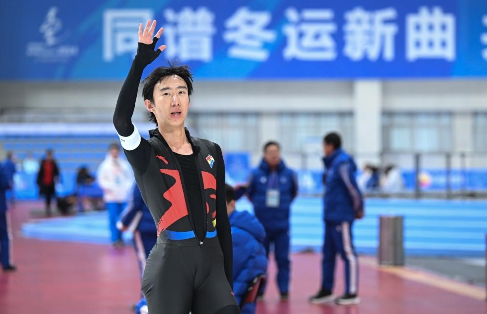 遼寧隊選手吳宇在第十四屆全國冬季運動會速度滑冰男子10000米A組決賽中奪冠，并打破由他本人保持的全國紀錄（2024年1月14日攝）。新華社記者 連振 攝
