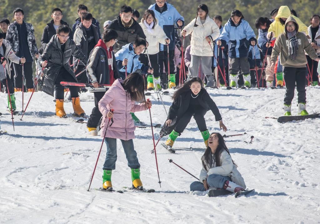游客在重慶市南川區(qū)金佛山北坡滑雪場滑雪（2023年11月22日攝）。新華社發(fā)（瞿明斌攝）