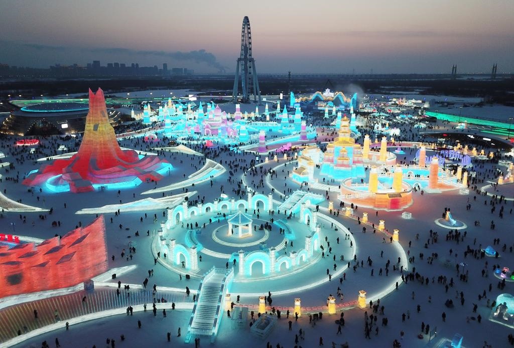 游客在哈爾濱冰雪大世界游玩（無人機照片，2024年1月5日攝）。新華社記者 王建威 攝