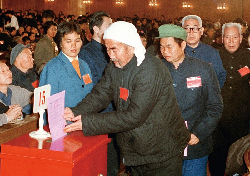 我國(guó)現(xiàn)行憲法于1982年12月4日由第五屆全國(guó)人大第五次會(huì)議通過(guò)并公布施行。根據(jù)改革開(kāi)放和社會(huì)主義現(xiàn)代化建設(shè)的實(shí)踐和發(fā)展，全國(guó)人大于1988年、1993年、1999年、2004年、2018年先后5次作出必要的、也是十分重要的修正。圖為出席第五屆全國(guó)人民代表大會(huì)第五次會(huì)議的代表投票表決《中華人民共和國(guó)憲法》（資料照片）。 新華社發(fā)