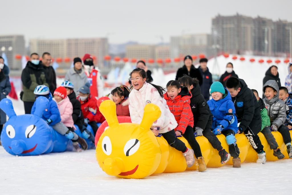 小朋友在呼和浩特市東河冰場參與冰雪親子趣味運動會（2024年2月1日攝）。新華社記者 李志鵬 攝